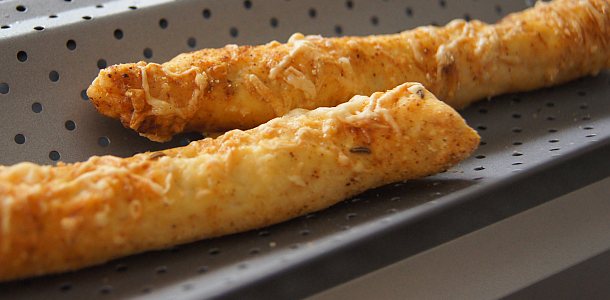Paluszki z serem żółtym, papryką i kminkiem Paluszki z serem żółtym, papryką i kminkiem