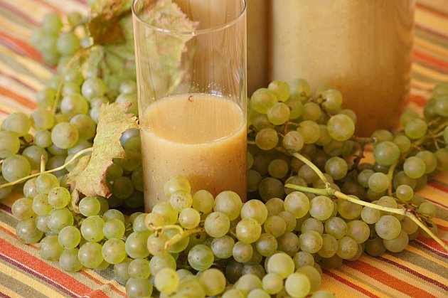 Sok z białych winogron