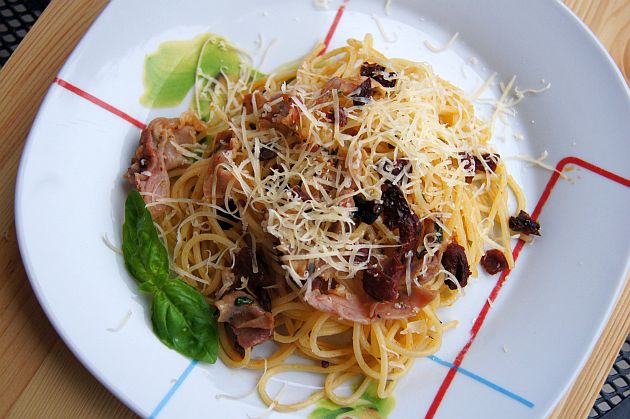 Spaghetti z szynką parmeńską i suszonymi pomidorami