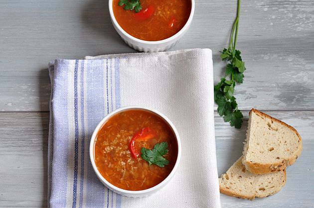 Zupa pomidorowa z soczewicą i kaszą jaglaną
