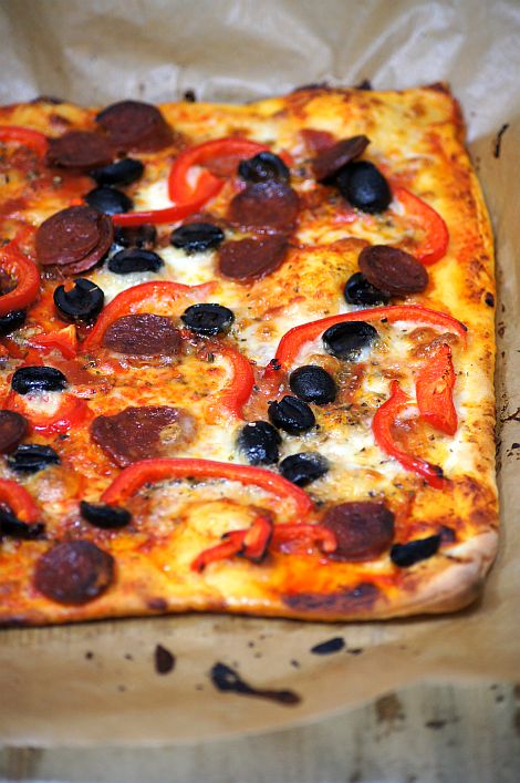 Thermomix przepisy. Pikantna pizza z chorizo.