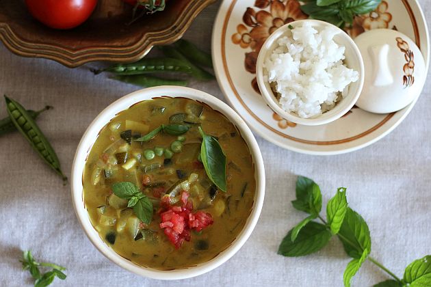 Zielone curry z cukinią i groszkiem