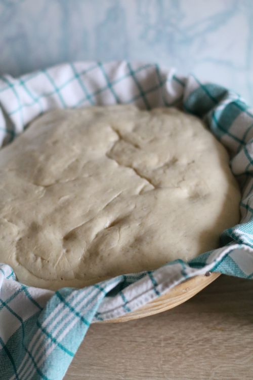 Chleb wyrasta w koszyczku.