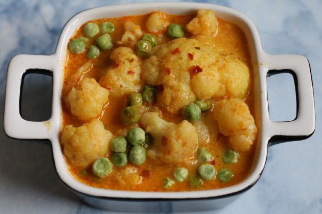 Curry z kalafiorem i zielonym groszkiem
